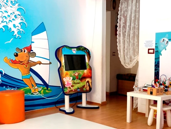 Kinderhotel: Innerer Kinderraum mit interaktiven Spielen im Doge Familienhotel Alba Adriatica - Hotel Doge