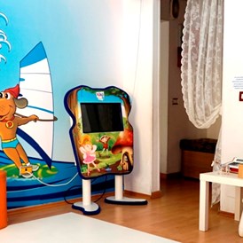 Kinderhotel: Innerer Kinderraum mit interaktiven Spielen im Doge Familienhotel Alba Adriatica - Hotel Doge