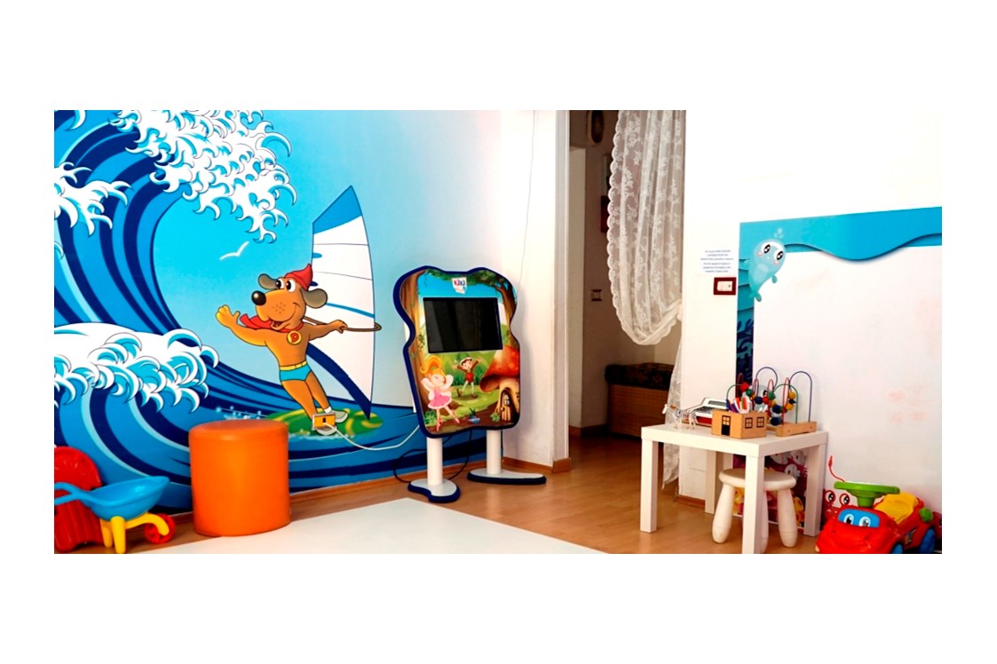 Kinderhotel: Innerer Kinderraum mit interaktiven Spielen im Doge Familienhotel Alba Adriatica - Hotel Doge