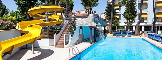 Kinderhotel: Spaß am Pool mit Wasserrutsche - Hotel Fabrizio