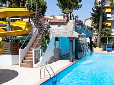 Kinderhotel: Spaß am Pool mit Wasserrutsche - Hotel Fabrizio