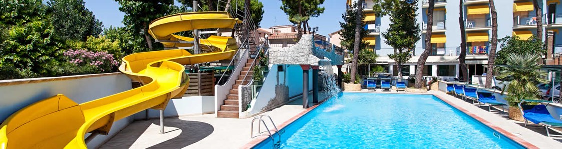 Kinderhotel: Spaß am Pool mit Wasserrutsche - Hotel Fabrizio