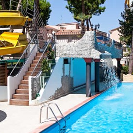 Kinderhotel: Spaß am Pool mit Wasserrutsche - Hotel Fabrizio