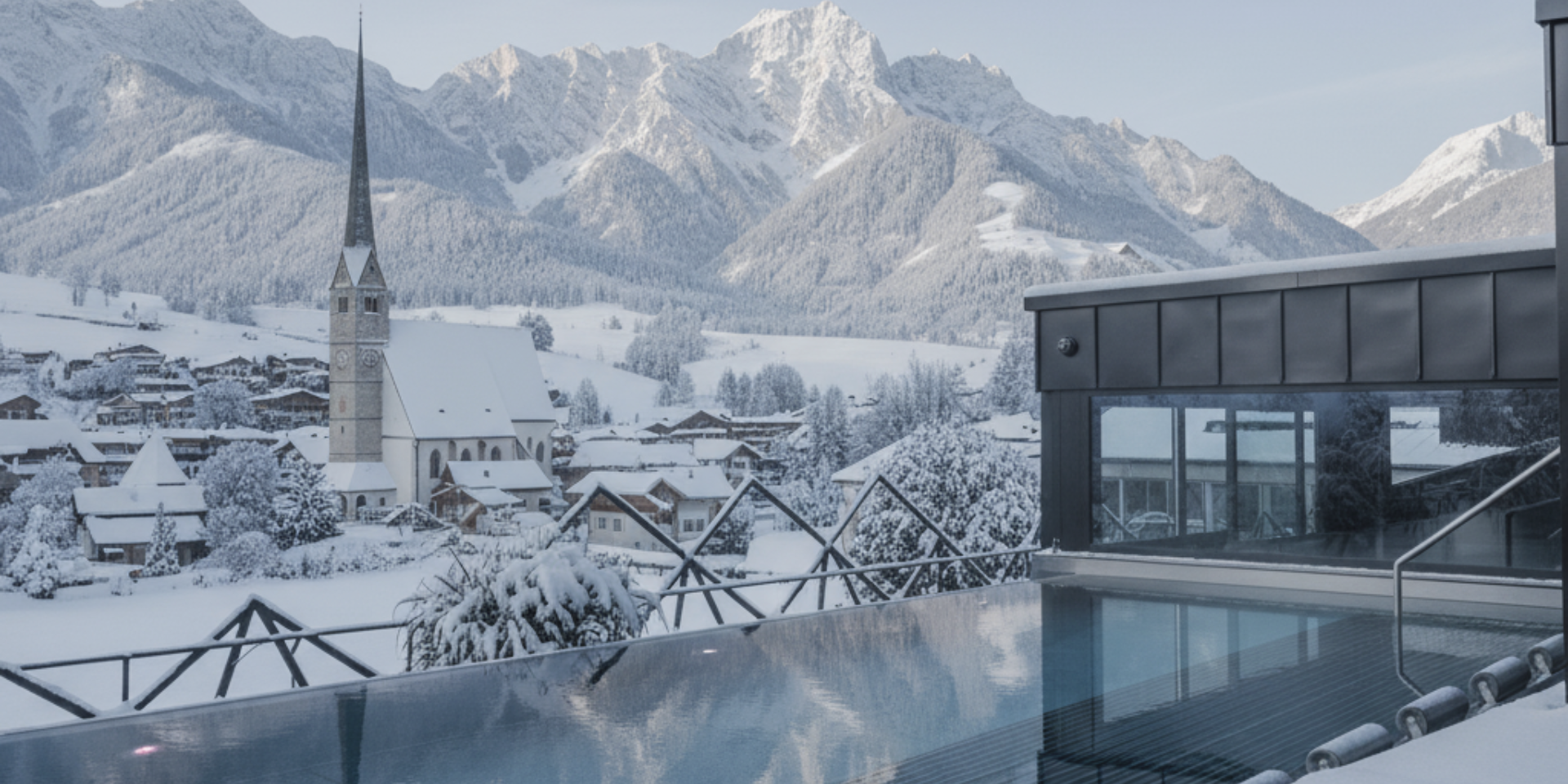 Familienhotel - Hallenbad - Hintersee (Hintersee) - Rooftop Spa mit Infinitypool im Hotel die HOCHKÖNIGIN mit traumhaftem Winterausblick auf Maria Alm und das Hochkönig-Massiv im Salzburger Land. - die HOCHKÖNIGIN Mountain Resort