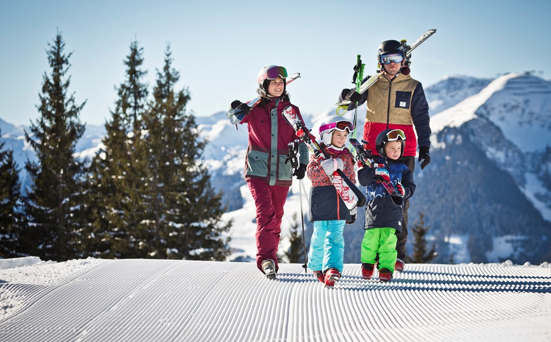 Kinderhotel: Skifahren mit der ganzen Familien in Saalbach Hinterglemm © Mirja Geh - 4****S Hotel Hasenauer
