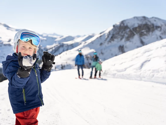 Kinderhotel: Vom Zimmer schnell auf die Piste @Mirja Geh, Saalbach.com - 4****S Hotel Hasenauer