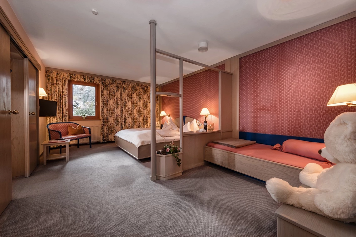 Kinderhotel: Schlafzimmer Grande Suite superieur Sterntaler mit 3 Betten - Hotel St. Oswald