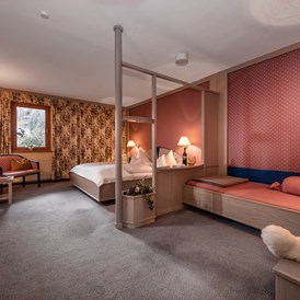 Kinderhotel: Schlafzimmer Grande Suite superieur Sterntaler mit 3 Betten - Hotel St. Oswald