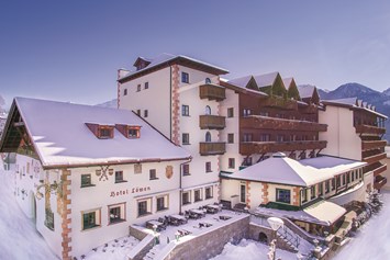 Kinderhotel: Außenansicht Winter - Leading Family Hotel Löwe