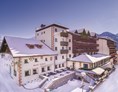 Kinderhotel: Außenansicht Winter - Leading Family Hotel Löwe