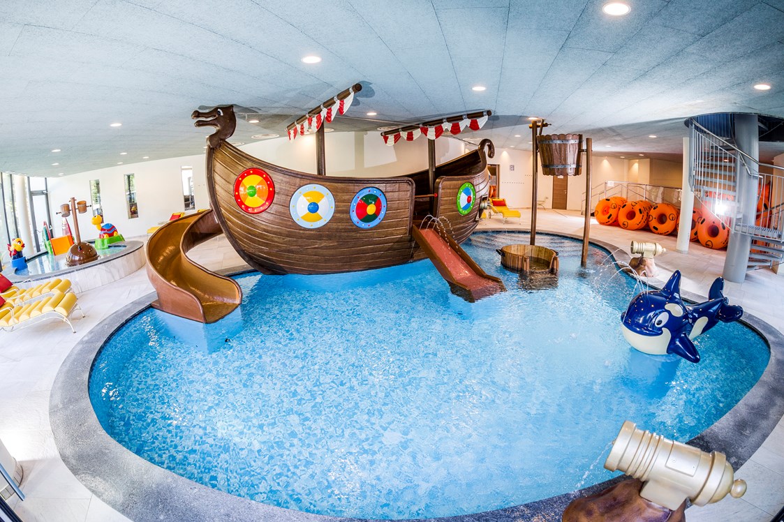 Kinderhotel: Kinderpool mit Vikinger Schiff und Wasserspielen - SONNEN RESORT ****S