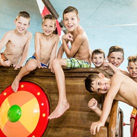 Kinderhotel: Kinderhallenbad mit Piratenschiff und verschiedenen Wasserattraktionen - SONNEN RESORT ****S