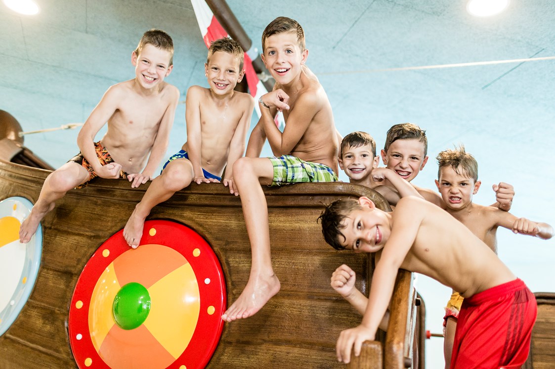 Kinderhotel: Kinderhallenbad mit Piratenschiff und verschiedenen Wasserattraktionen - SONNEN RESORT ****S