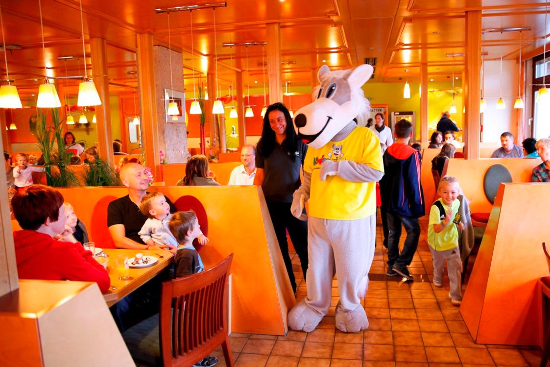 Kinderhotel: Das Maskottchen im Restaurant - Sonnenresort MALTSCHACHER SEE