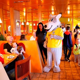 Kinderhotel: Das Maskottchen im Restaurant - Sonnenresort MALTSCHACHER SEE