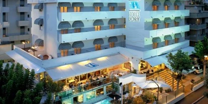 Familienhotel - Verpflegung: Halbpension - Pesaro - Hotel Dory mit Pool und schöner Terrasse - Hotel Dory
