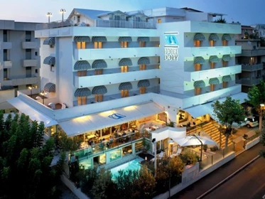 Kinderhotel: Hotel Dory mit Pool und schöner Terrasse - Hotel Dory