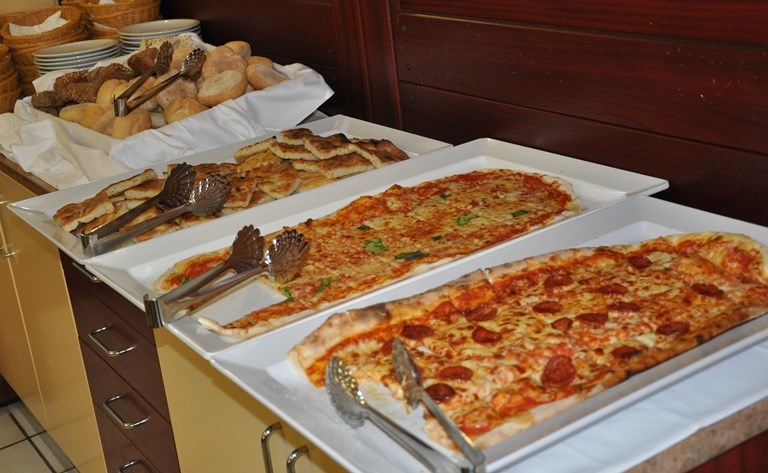 Kinderhotel: Pizza am Buffet - Club Family Hotel Costa dei Pini Cervia