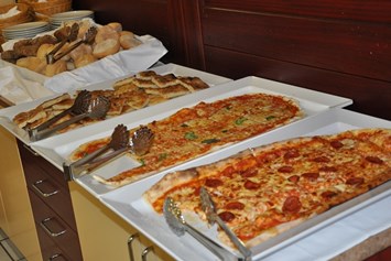 Kinderhotel: Pizza am Buffet - Club Family Hotel Costa dei Pini Cervia
