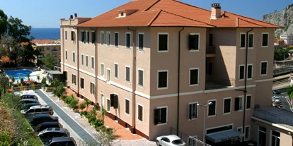 Familienhotel - Umgebungsschwerpunkt: Strand - Diano Marina (IM) - Pool und Parkplatz am Hotel San Giuseppe - Hotel San Giuseppe