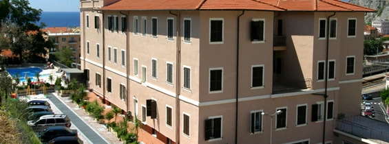 Kinderhotel: Pool und Parkplatz am Hotel San Giuseppe - Hotel San Giuseppe