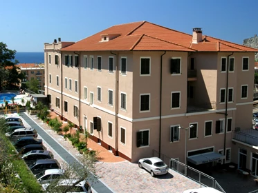 Kinderhotel: Pool und Parkplatz am Hotel San Giuseppe - Hotel San Giuseppe