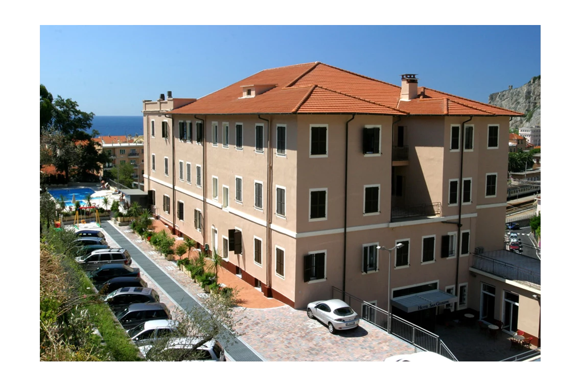 Kinderhotel: Pool und Parkplatz am Hotel San Giuseppe - Hotel San Giuseppe
