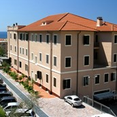 Kinderhotel - Pool und Parkplatz am Hotel San Giuseppe - Hotel San Giuseppe