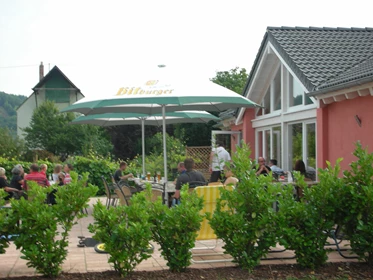 Kinderhotel: Sonnenterrasse mit Blick auf Spielplatz - Ferienresidenz ZickZack