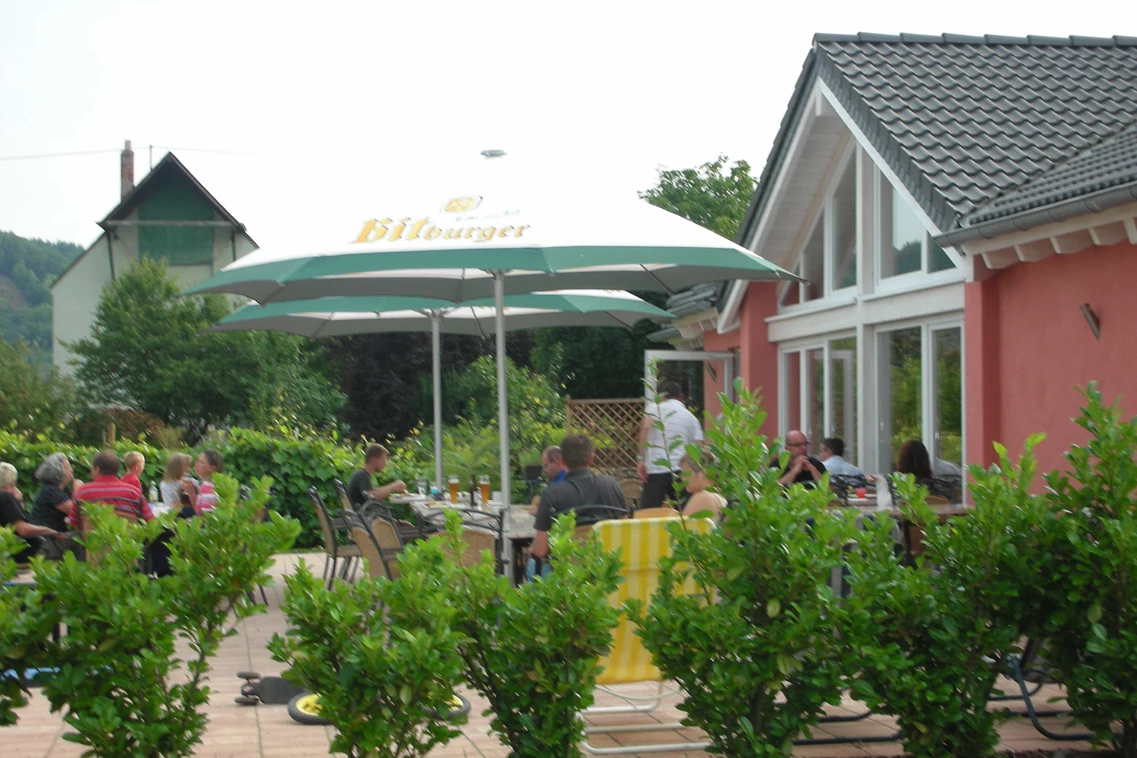 Kinderhotel: Sonnenterrasse mit Blick auf Spielplatz - Ferienresidenz ZickZack