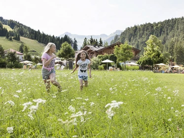 Kinderhotel: Kinder auf der Wiese - Familienparadies Sporthotel Achensee****