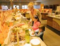 Kinderhotel: Kinderbuffet auf Augenhöhe  - DORFHOTEL Boltenhagen