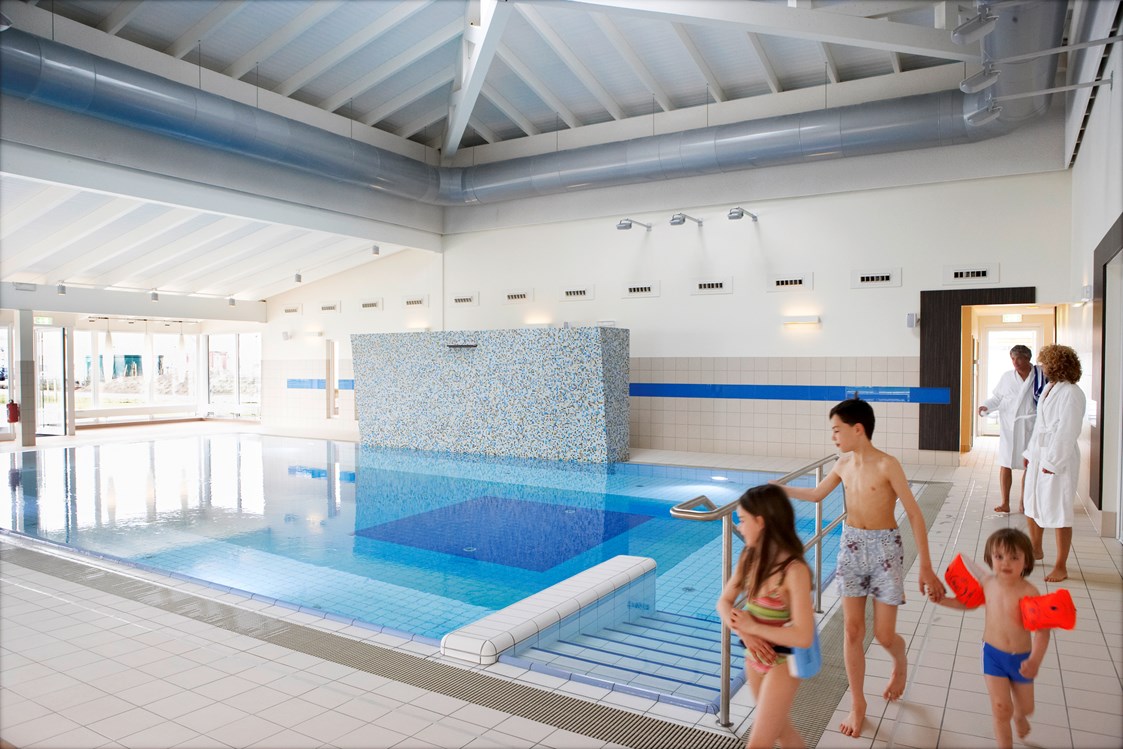 Kinderhotel: Schwimmbad - DORFHOTEL Boltenhagen