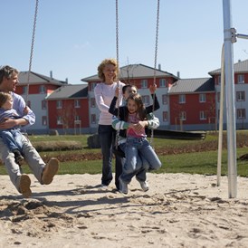 Kinderhotel: Jede Menge Spielgeräte auf dem Hotelgelände - DORFHOTEL Boltenhagen
