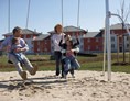 Kinderhotel: Jede Menge Spielgeräte auf dem Hotelgelände - DORFHOTEL Boltenhagen