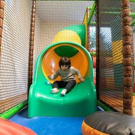Kinderhotel: Kinderspielraum mit Rutsche - Waidringer Hof ****S
