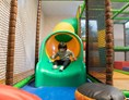 Kinderhotel: Kinderspielraum mit Rutsche - Waidringer Hof ****S