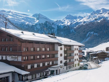 Kinderhotel: Der Alpenhof - Außenansicht im Winter. - Hotel Alpenhof