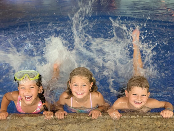 Kinderhotel: Plantschvergnügen im Hallenbad - Hotel Alpenhof