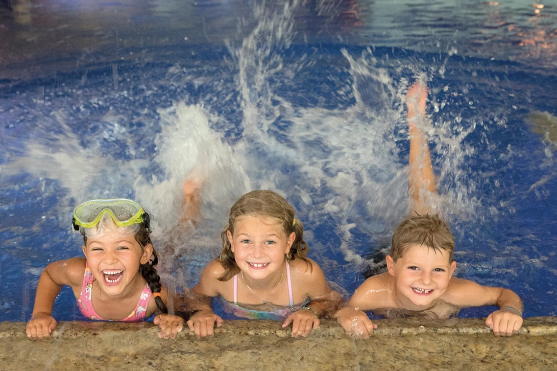 Kinderhotel: Plantschvergnügen im Hallenbad - Hotel Alpenhof