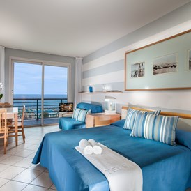 Kinderhotel: Zimmer mit Doppelbett und Balkon - Hotel Valverde & Residenza