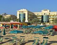 Kinderhotel: Der Sandstrand mit Liegen und Sonnenschirm - Hotel Valverde & Residenza