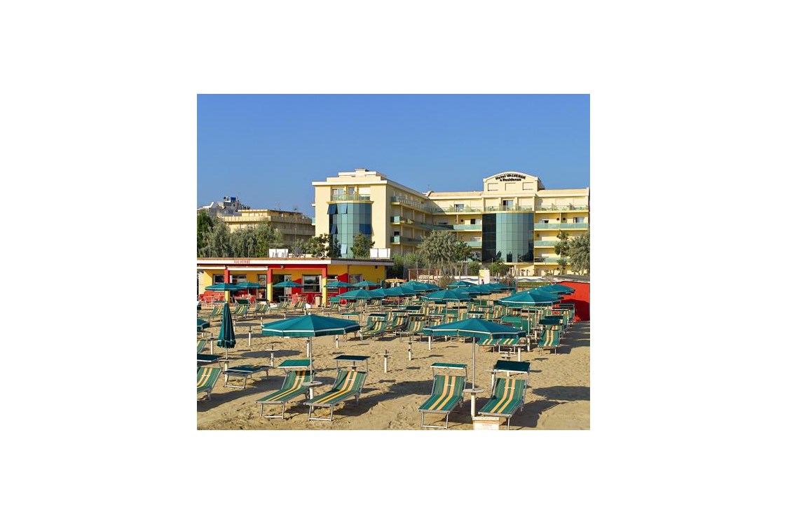 Kinderhotel: Der Sandstrand mit Liegen und Sonnenschirm - Hotel Valverde & Residenza