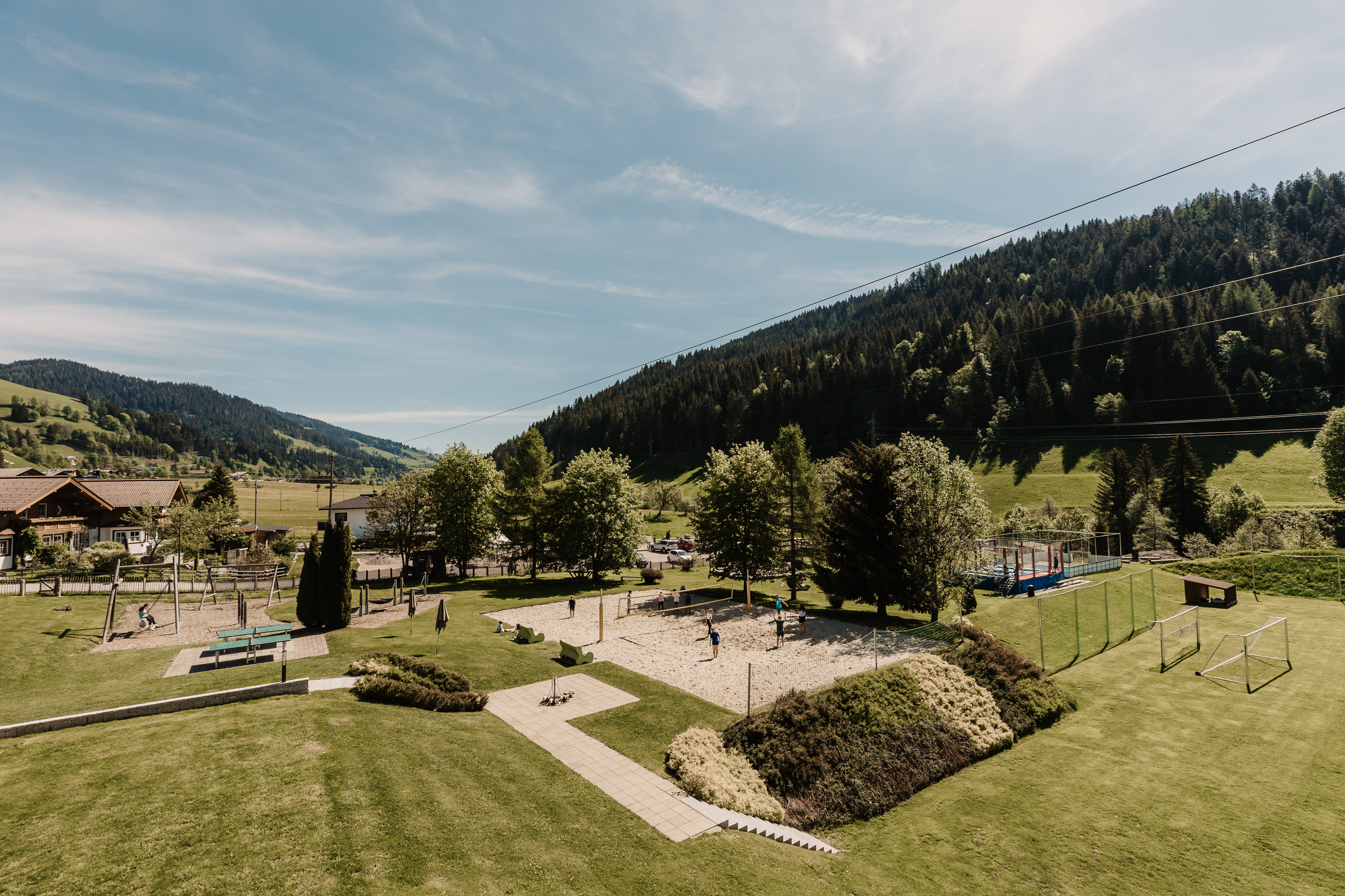 Kinderhotel: Außenanlage mit Volleyballplatz - Hofgut Wagrain – Apartment & Lifestyle Resort Wagrain