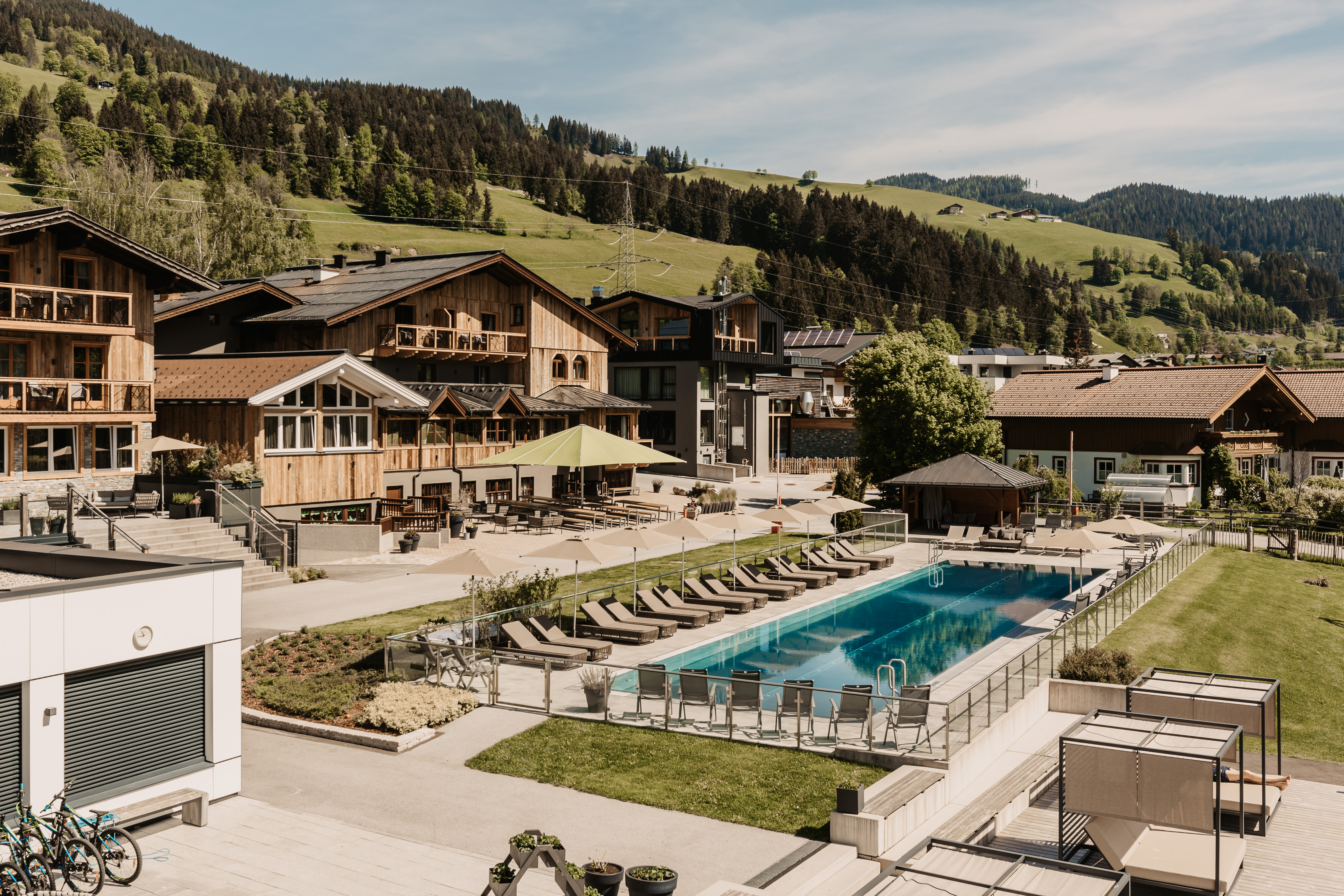 Kinderhotel: Außenanlage Hofgut - Hofgut Wagrain – Apartment & Lifestyle Resort Wagrain
