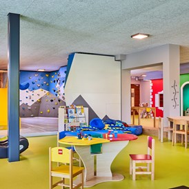 Kinderhotel: 180 m² großes Erlebnis-Kinderspielzimmer - Feldhof DolceVita Resort