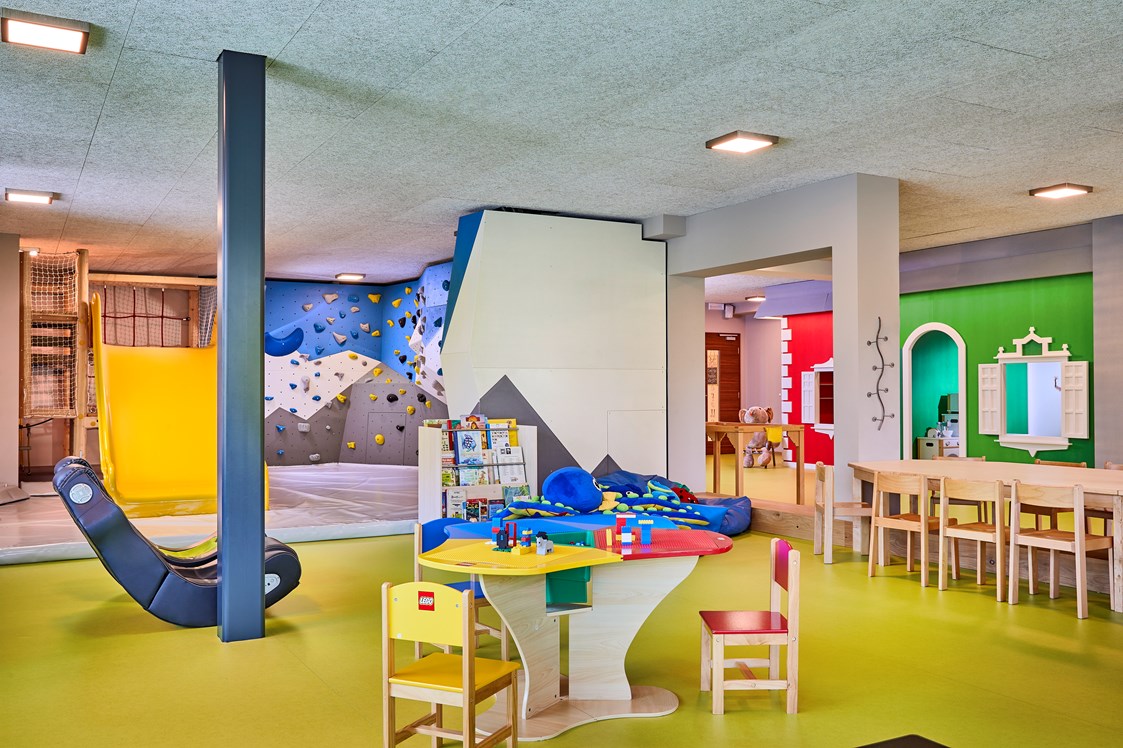 Kinderhotel: 180 m² großes Erlebnis-Kinderspielzimmer - Feldhof DolceVita Resort