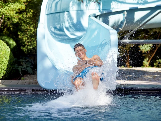 Kinderhotel: Kinderpool mit 35 m Wasserrutsche im Garten - Feldhof DolceVita Resort