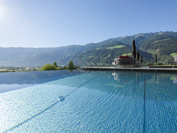 Kinderhotel: Sky-Infinity-Pool mit Thermalwasser 32 °C im 5. Stock - Feldhof DolceVita Resort