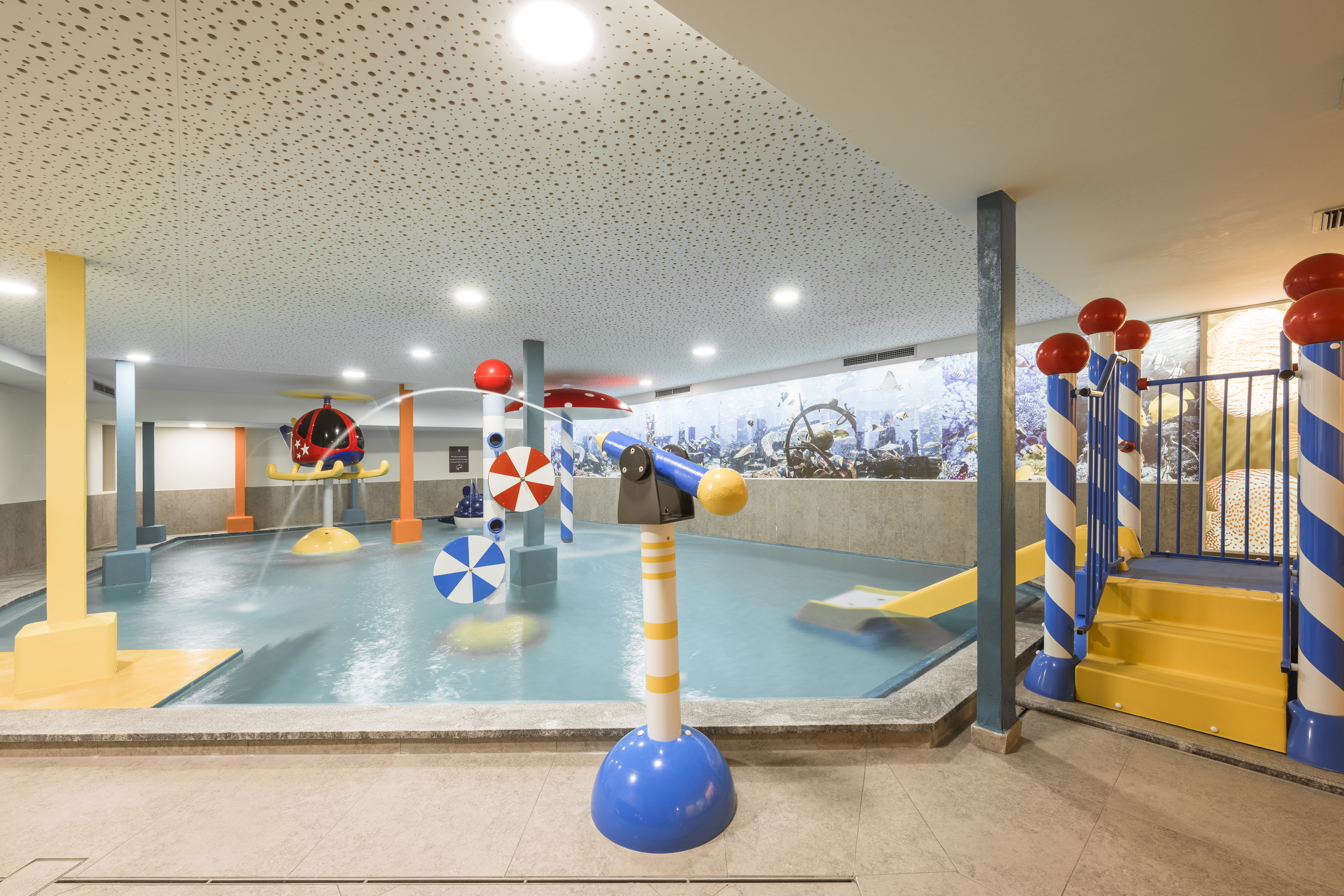 Kinderhotel: Kinder-Erlebnishallenbad 34 °C mit Wasserspielen und Rutsche - Feldhof DolceVita Resort - Spielen | Entdecken, Wasser | Wellness